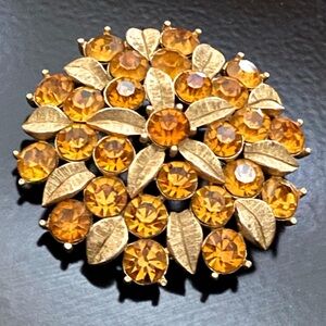 Sarah Coventry vintage flower rhinestone goldtone brooch